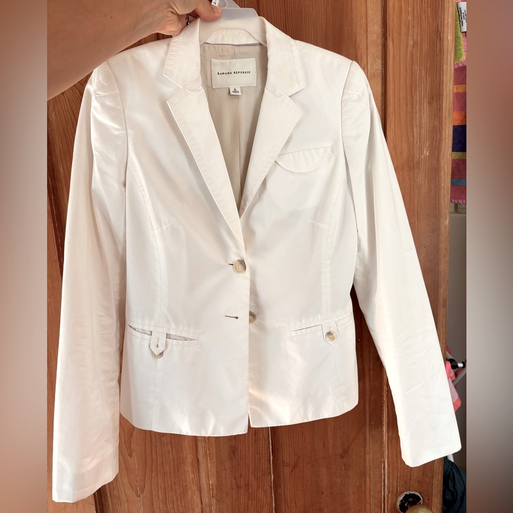 Like new white Banana Republic blazer, size 6. TTS. Crisp, clean look.